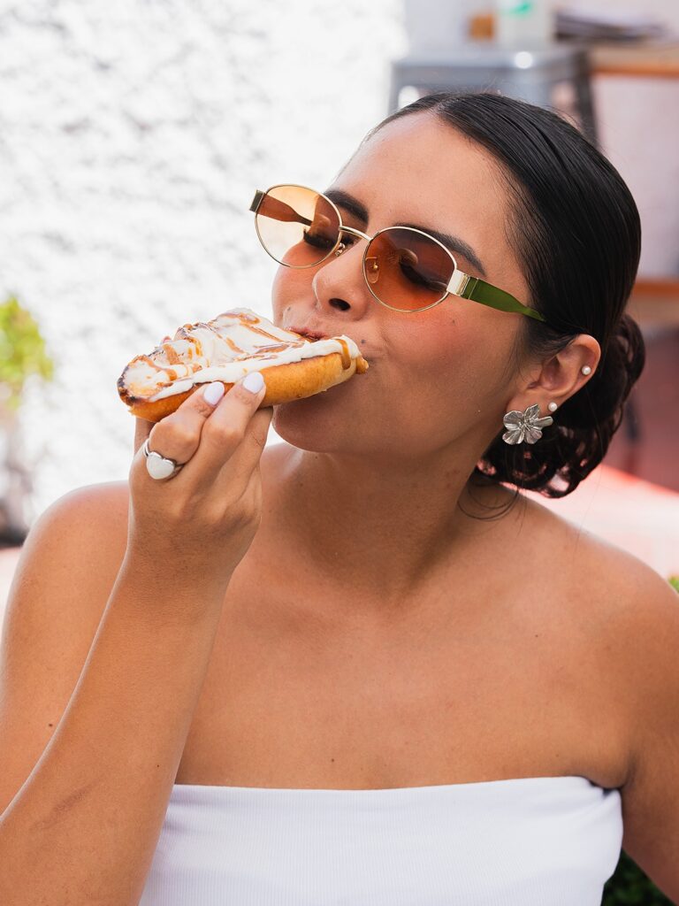 hasta parece que tenemos maestría en crear postres deliciosos. bolillo con nata y cajeta, ¿cómo